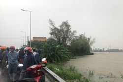 Thả lưới đánh cá trong mưa lũ, 3 người ở Quảng Ngãi bị nước cuốn trôi