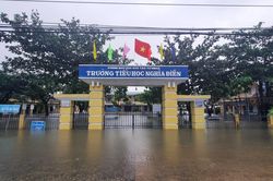 Nhiều vùng trũng thấp ở Quảng Ngãi vẫn ngập sâu trong nước
