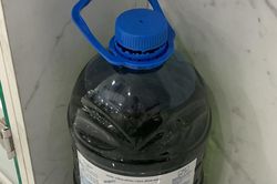 Bệnh nhân xếp hàng mua xăng tặng bác sĩ, người nhận vừa xúc động vừa lo lắng