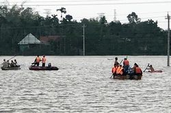 Cảnh sát dùng xuồng cao su tìm kiếm nạn nhân mất tích khi lật thuyền đánh cá