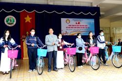 Hội Khuyến học Đà Lạt, tỉnh Lâm Đồng trao xe đạp cho học sinh nghèo hiếu học