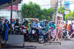 Người dân TP.HCM tiếp tục xếp hàng dài chờ đổ xăng