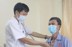 Tức ngực, húng hắng ho, đi khám phát hiện mắc ung thư phổi