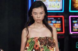 Người mẫu trẻ đắt show