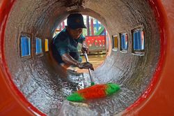 Trường học tại Quảng Ngãi khẩn trương dọn vệ sinh sau lũ