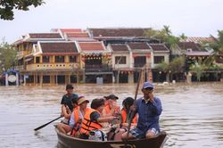 Hội An lại ngập lũ, du khách hào hứng ngồi thuyền dạo phố