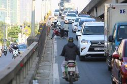 Nhiều người phi xe máy vun vút trên Vành đai 3, thấy CSGT liền nháo nhào bỏ chạy