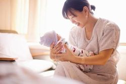 Kiêng tắm sau sinh: Thói quen người xưa gây hại sản phụ ngày nay