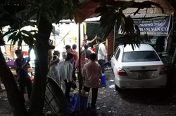 Long An: Ô tô lao vào đám tang, nhiều người bị thương