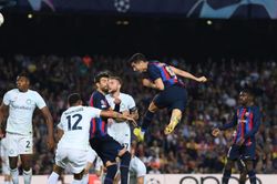 Điểm nhấn Barca 3-3 Inter: Lewandowski làm, Pique phá. Barca sắp bị loại