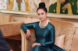 NSND Lan Hương bén duyên với thời trang ở tuổi ngoài 60