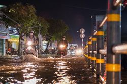 Cần Thơ di dời trang thiết bị dạy học ứng phó triều cường