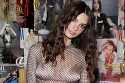 Emily Ratajkowski trở thành tâm điểm vì chiếc váy xuyên thấu