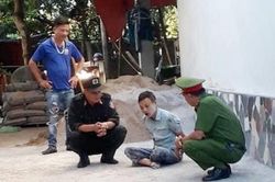 Chủ nhà trọ thoát hiểm, tước súng kẻ đánh chết vợ