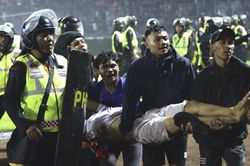 Thảm kịch bóng đá Indoneisa kinh khủng hơn video trên mạng xã hội