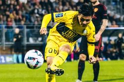 Đối thủ Pau FC bị phạt vì phản đối bàn thắng của Quang Hải