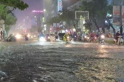 Mưa lớn gây ngập nặng các tuyến phố Đà Nẵng