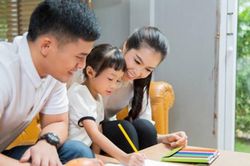 Hậu ly hôn, cha mẹ hãy giữ tình thương cho con