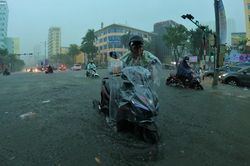 Đường phố Đà Nẵng thành 'sông' do mưa lớn, hàng loạt phương tiện chết máy