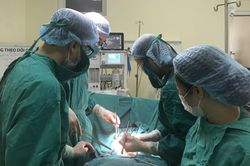 Mờ mắt ngày càng tăng, đi khám trẻ 14 tuổi mới biết mắc bệnh hiếm gặp