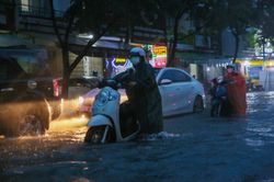 Đà Nẵng: Mưa lớn kéo dài, nhiều tuyến đường ngập sâu trong nước