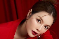 Lý Nhã Kỳ điện đồ phong cách như 'nữ tổng tài'