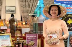 Vợ chồng cùng phát triển thương hiệu 'Vịt quay rút xương'