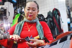 Người phụ nữ mặc áo dài, 20 năm ngồi sửa vali, túi xách ở ngã tư đường