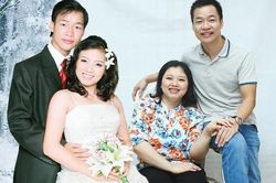 Chuyện tình cảm động của chàng trai và cô gái trên xe lăn