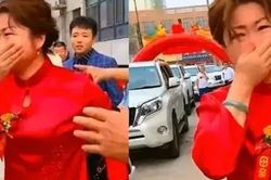 Ngày lên xe hoa của cô gái trẻ, một phụ nữ lớn tuổi đuổi theo khóc nức nở, biết danh tính của bà ai cũng bất ngờ