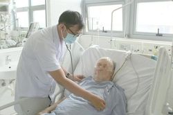 Người đàn ông ngoại quốc có nhóm máu hiếm, mắc sốt rét ác tính thoát chết