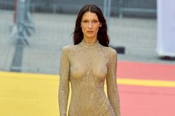 Catsuit xuyên thấu và loạt mốt sắp bùng nổ