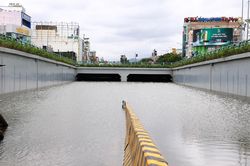 3 máy bơm chạy cả ngày vẫn chưa hút hết nước dưới hầm chui ở Đà Nẵng