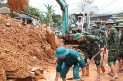Cán bộ, chiến sĩ Thừa Thiên Huế tận lực giúp dân khắc phục cơn bão số 5