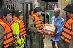 Giám đốc Công an tỉnh Thừa Thiên Huế trực tiếp về vùng 'rốn lũ' để chỉ đạo giúp dân