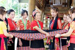 Phụ nữ Nghệ An với đôi tay đảm âm thầm 'giữ lửa' nghề truyền thống