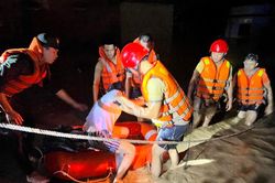 Ứng cứu kịp thời nhiều người trong mưa lớn, lũ trên các sông dâng cao