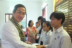 Trao 50 suất học bổng cho học sinh vượt khó học giỏi