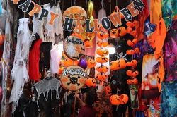Đồ chơi kinh dị 'đổ bộ' phố Hàng Mã trước thềm Halloween