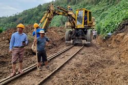 Đường sắt Bắc - Nam thông tuyến sau hơn một ngày gián đoạn vì mưa lũ