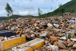 Mưa lớn gây sạt lở vùi lấp hàng trăm ngôi mộ ở nghĩa trang Hòa Sơn