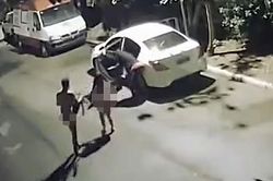 Mải 'ân ái' trong ô tô, cặp đôi gặp ngay cướp xe