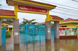 Nhiều trường học ở Quảng Bình ngập sâu sau mưa lũ