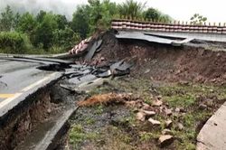 Sạt lún ở Quốc lộ 15D, di dời khẩn 335 người dân, đường lên cửa khẩu La Lay chia cắt