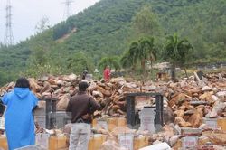 Tang thương hàng trăm ngôi mộ ở nghĩa trang lớn nhất Đà Nẵng bị mưa lũ cuốn trôi, đất đá vùi lấp