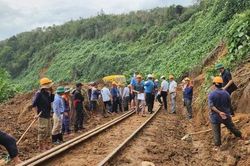 Đường sắt Bắc - Nam thông tuyến sau gần 2 ngày gián đoạn vì mưa lũ