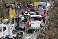 Xe buýt bị lật trên cao tốc ở Colombia, 20 người thiệt mạng