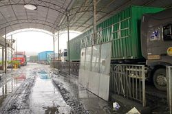 Xe container nối đuôi nhau kẹt cứng ở cửa khẩu do sụt lún QL15D