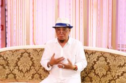 Nghệ sỹ Hồng Tơ bật khóc vì nhớ nghề, mong khán giả lượng thứ để trở lại sân khấu