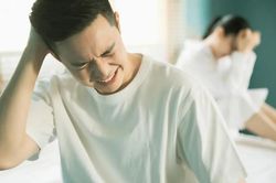Chồng tốt bụng nhưng toàn mang rắc rối về cho vợ